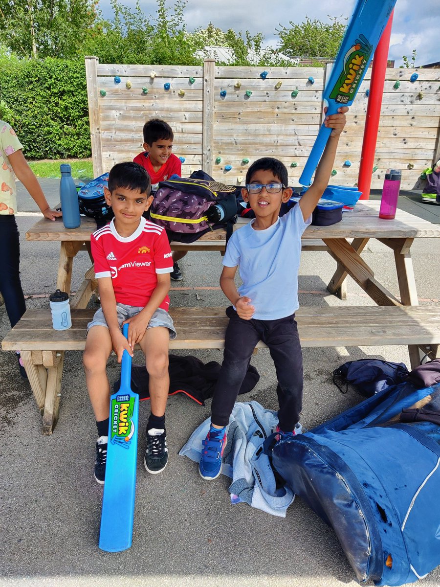 StMarysCofEPri1's tweet photo. St Mary's summer sports camp - it's lovely to see children from different schools in the community having fun and honing their cricket skills. Thanks to @6ersCricket and the Big Lottery Fund https://t.co/7ABTXOiSTp