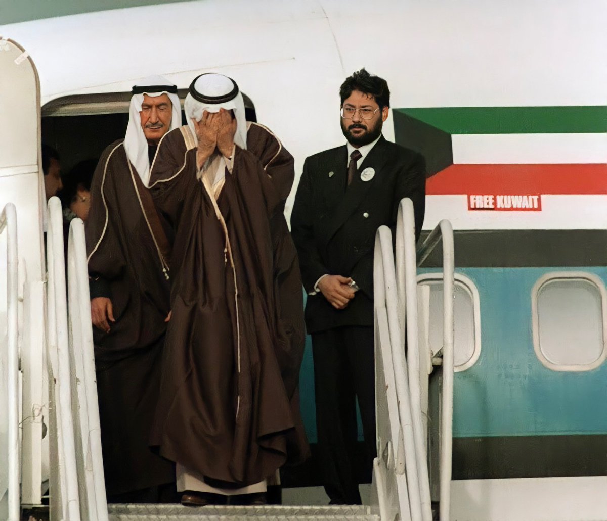صورةللشيخ جابرالأحمدالصباح رحمه الله
لحظةوصوله لأرض الكويت بعد تحريرها حيث لم يتمالك نفسه فسجدلله وبكى حمداً وشكراً لله..