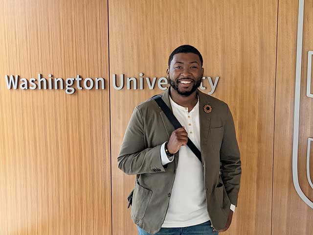 Meet Antonio Brazelton! Antonio studies root trait diversity in Brassica oleracea, better known as Collard Greens. #BlackBotanistsWeek2022
Learn more about Antonio’s research and meet more Black scientists at the Center: loom.ly/GOhdTZ8