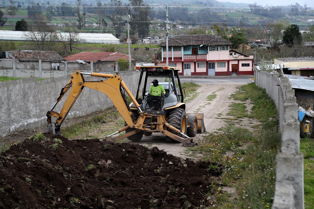 Trabajos de nuevas redes de agua potable, alcantarillado y asfalto en tres vías de la parroquia Ciudad Nueva.
bit.ly/3OU91XY