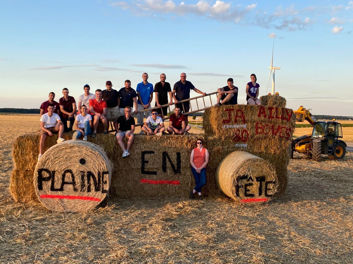 Bel hommage des Jeunes Agriculteurs du canton d'Ailly-sur-Noye - Boves aux #sapeurspompiers mobilisés auprès des agriculteurs pour lutter contre les incendies qui ont touché leurs productions 🌱👩‍🚒