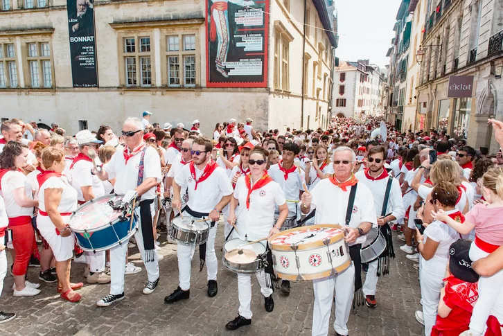 MediabaskInfo's tweet photo. Fêtes de Bayonne : affluence record, climat apaisé et dispositif sécuritaire « robuste » #FDB2022 
https://t.co/aPnULCxL3c https://t.co/Qqx0XeuvVW