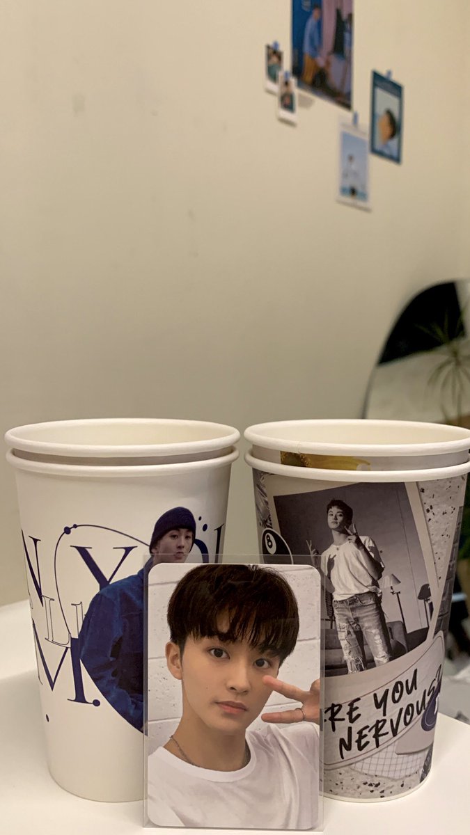 Our_Mark_child's tweet photo. 📍타임 슬래시

카페 내부, 특전, 음료 모두 완벽❤️‍🔥
입구부터 마크 포스터 보여서 좋았고
선착 특전으로 마크 리유저블 컵도 받음!😝 짱기여워요..🫶

#HAPPYMARKDAY
#Are_you_nervous_dont_be https://t.co/AQvY0Sxyi1