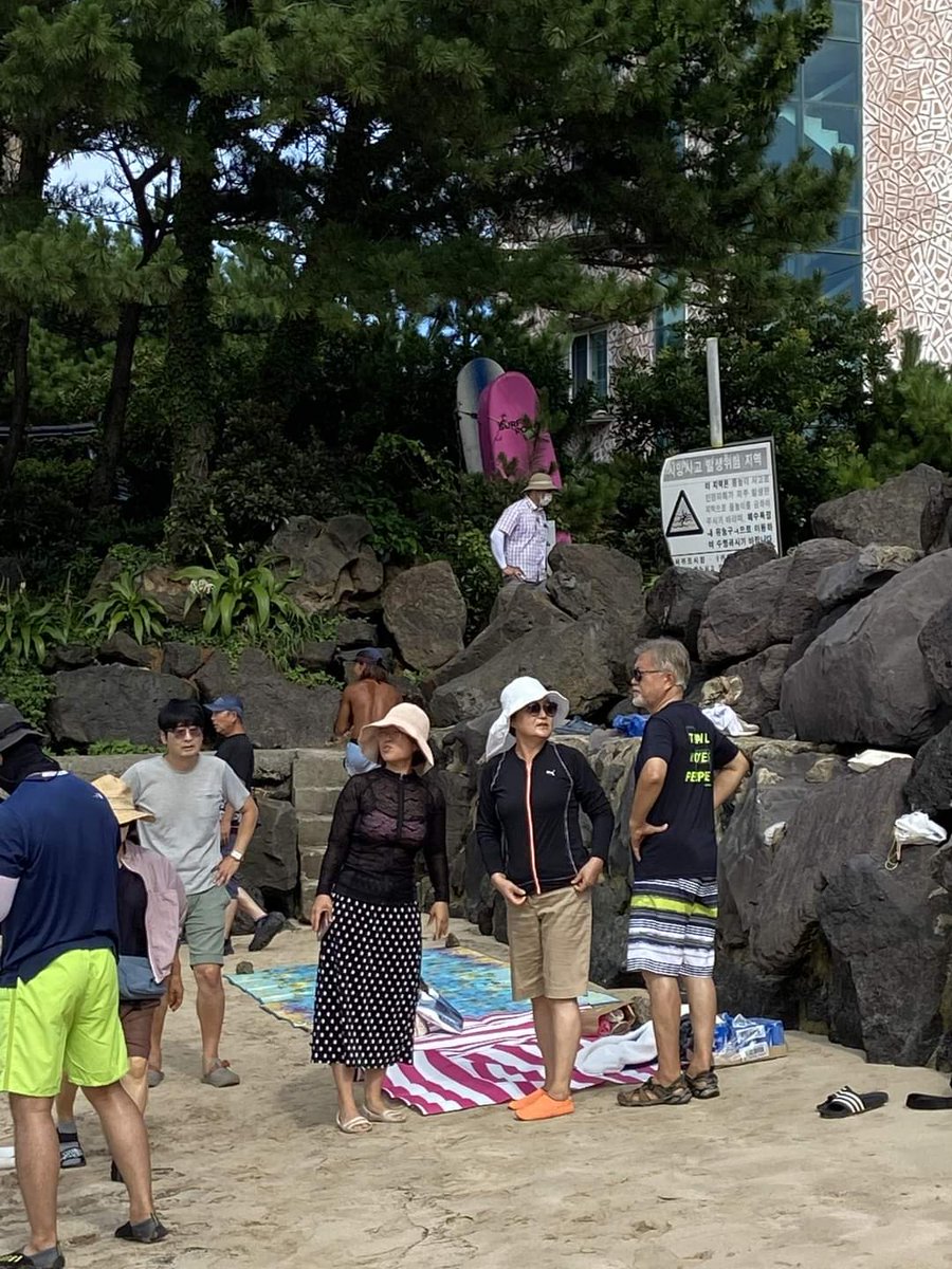 열석이와 농운이가 눈까리에 불을 켜고 문통을 공격해도 문통께는 그저 지나가는 개한마리 짓는 것일 뿐 🙂. 이 사진을 보고 내가 마음이 좋은 이유.