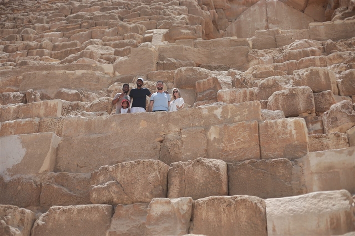 BeirutcomMag's tweet image. محمد كريم يصطحب فريق A Day to Die لزيارة الأهرامات beirutcom.net/268452 

via @BeirutcomMag @mokarimstar #MOHAMED_KARIM #محمد_كريم #Mohamedkarim