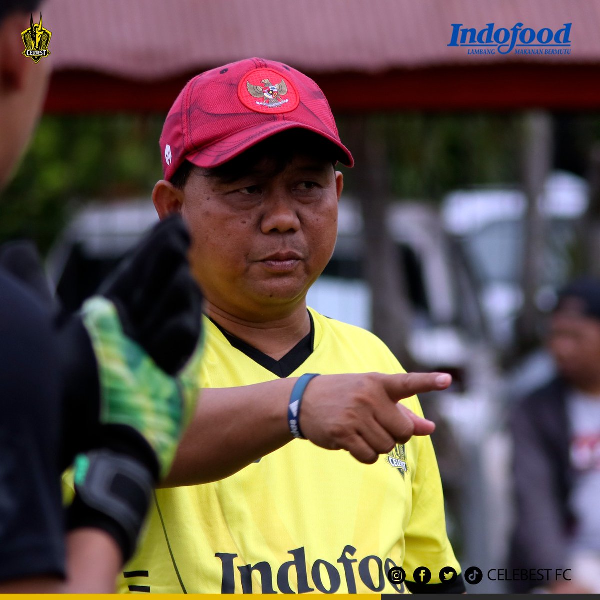 "Banyak calon pemain yang belum disiplin soal waktu. Dan ini tidak bagus untuk pemain sepakbola. Makanya saya tegaskan bagi calon pemain yang akan ikut seleksi terakhir besok (rabu) agar sudah di lapangan satu jam sebelum seleksi.. yang terlambat saya coret!" Tegas Coach BD.
