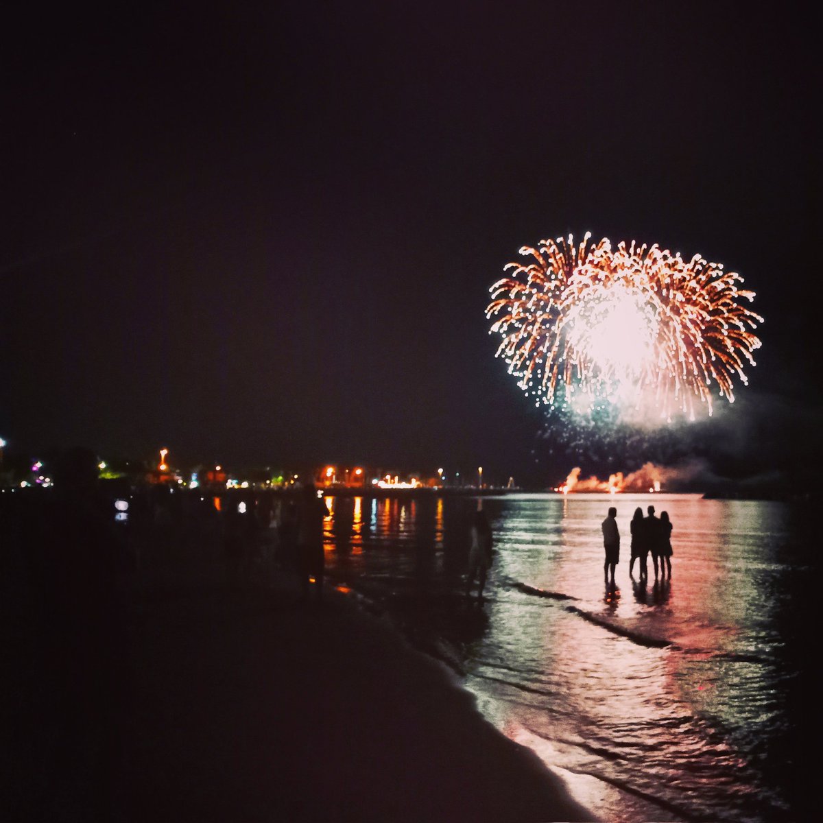 E torni bambino

#fuochidartificio #mare #estate #Estate2022 #sanbenedettodeltronto #festadellamarina #colori #magia #tornarebambini
<a href="/cittasbt/">San Benedetto del Tronto</a> 

Mia 📷