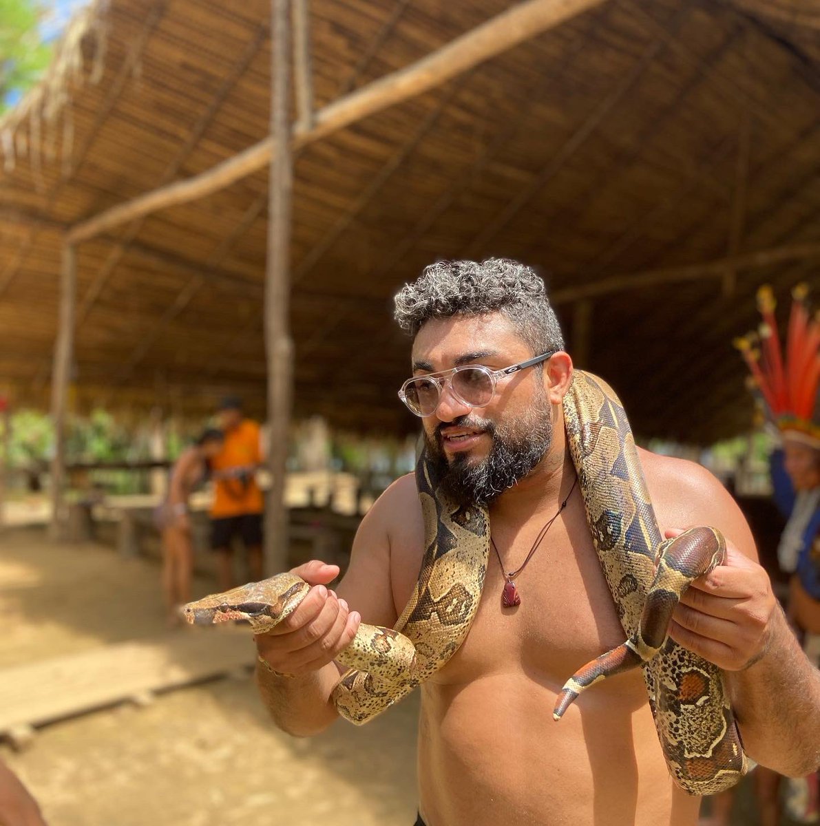 raullsantiago's tweet photo. Abraçado com a jiboia, durante vivências e aprendizados na aldeia com os crias. Maximo respeito a mãe Amazônia, as pessoas que vivem na Amazônia e as vidas da floresta Amazônica! 🙏🏽🌳 (+) https://t.co/XtiFT6twCa