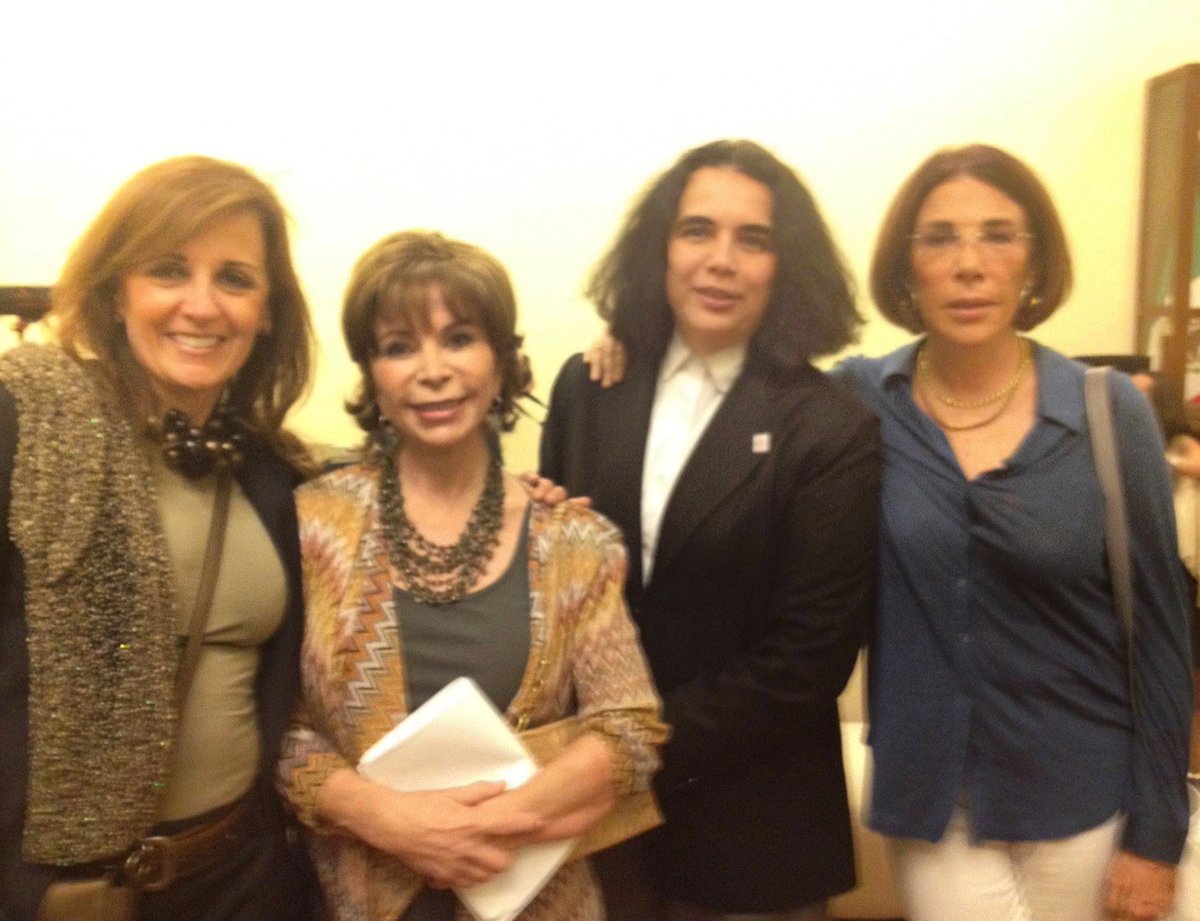 CSaizar's tweet photo. ¡Muy feliz cumpleaños a Isabel Allende, quien hoy cumple 80 espléndidos años, y cuya obra ha llenado nuestras horas y nuestra vida de literatura, fantasmas y espíritus!
¡Felicidades!

En la foto:
@olabuenaga @isabelallende @csaizar @sabinaberman 
2011

@agencia_balcells https://t.co/WyyNjOe5R0