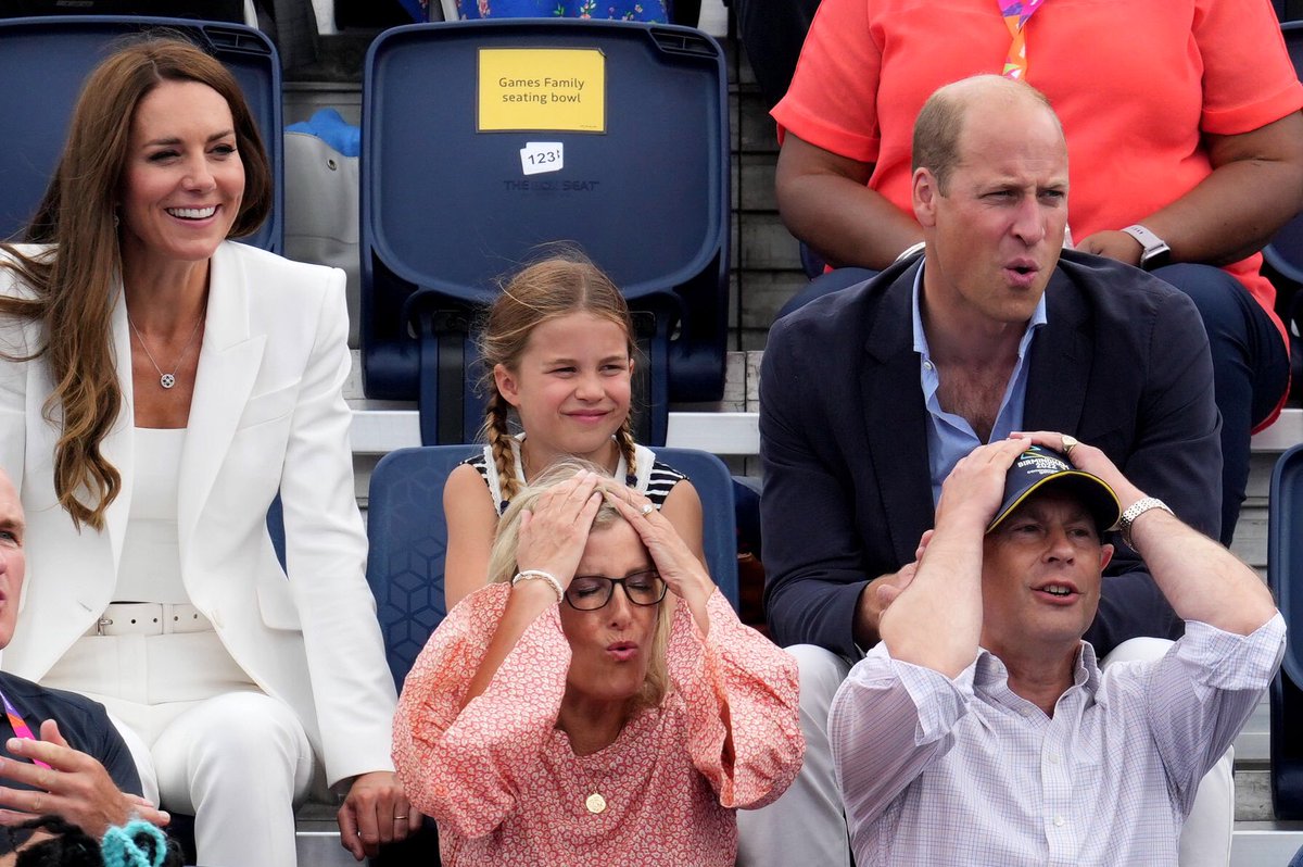Fantastic picture ❤️
The Cambridges and the Wessex's at Sandwell Aquatic Centre for Day 5 of the Commonwealth Games
#DukeofCambridge
#DuchessofCambridge
#Teamwessex
#B2022