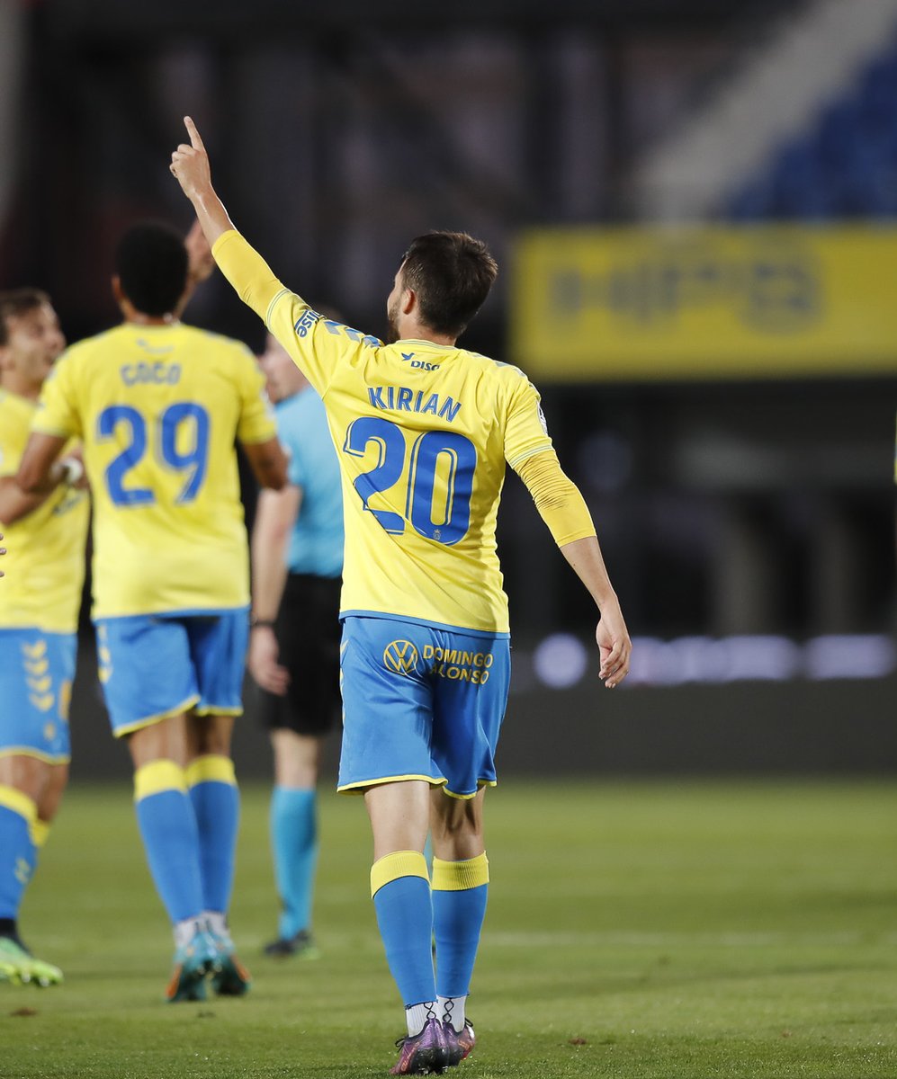 UDLP_Oficial's tweet photo. 👋🏽 ¡Buenas noches, afición! 

@Kirian10rguez 💛💙 #LaUniónHaceLasPalmas https://t.co/KqoKWXjhj0