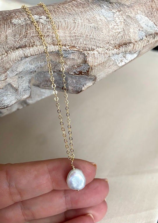 Back in my #etsyshop!  #minimalist solitaire #pearl necklace. #handmadejewelry #giftsforher #layeringnecklace #pearljewelry #etsy  etsy.me/3vy71Om