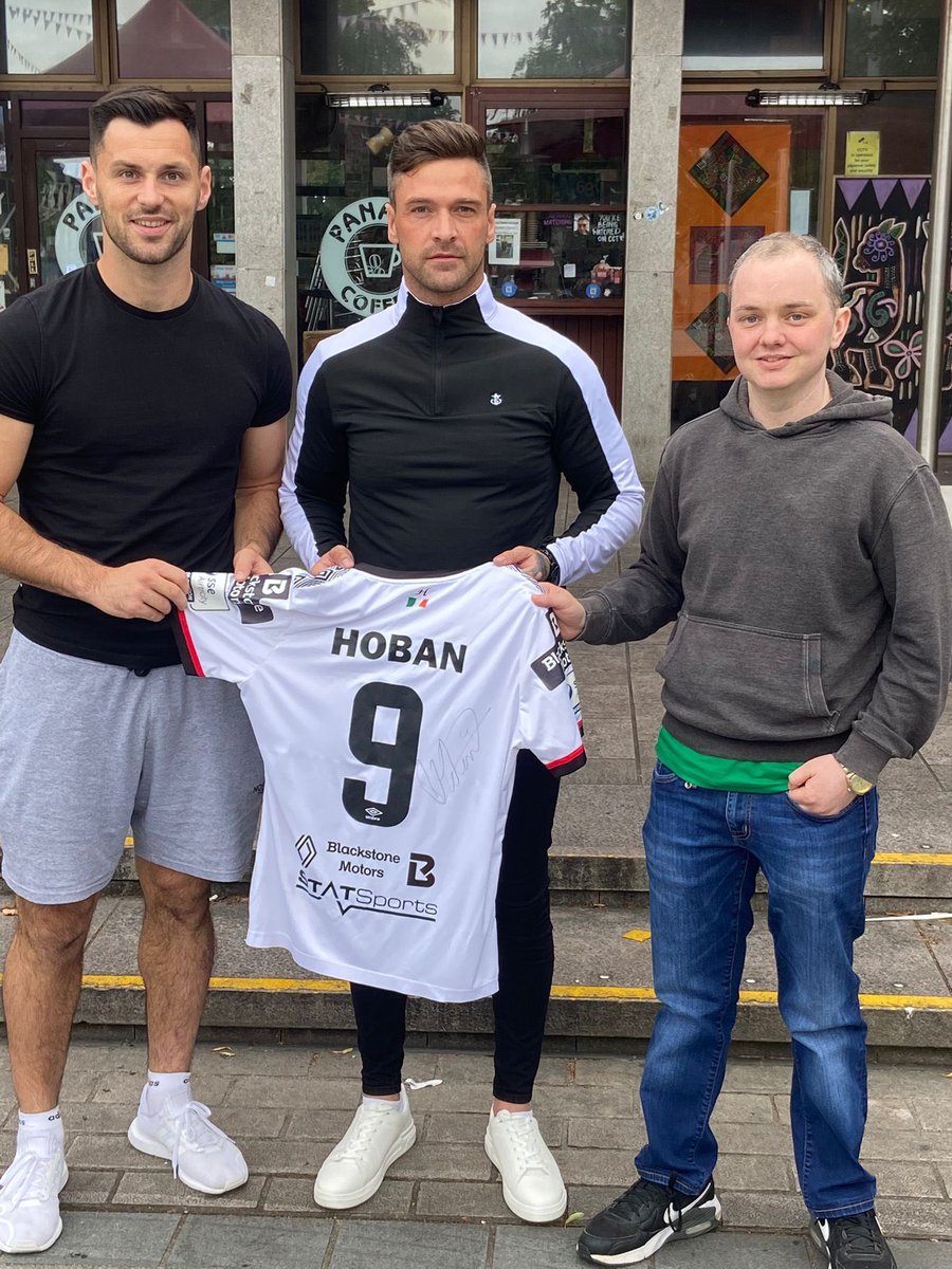 I recently donated my match worn jersey when I scored my 100th league goal for DFC to the Woods family here in our great town <a href="/GavinKerley90/">Gavin Kerley</a> won with the a bid of €750🙌🏼 Pictured here is Gavin &amp; Stephen Woods thanks to all who placed bids. RIP Melissa 🏁