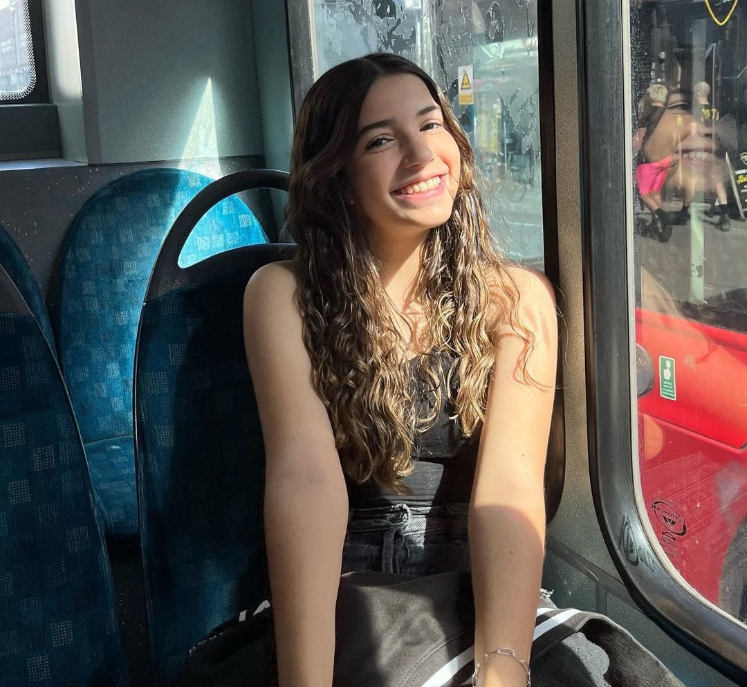 bibadodc's tweet photo. procura-se representante - au franjina 

Onde nas eleições de representante de turma, Marina não tem vice e chama o nerd da turma para se juntar a ela.

Ou

Onde Franjinha não está interessado em ser representante, mas muda de ideia quando é chamado pela menina que tem uma queda. https://t.co/XTNcA9Z2cm