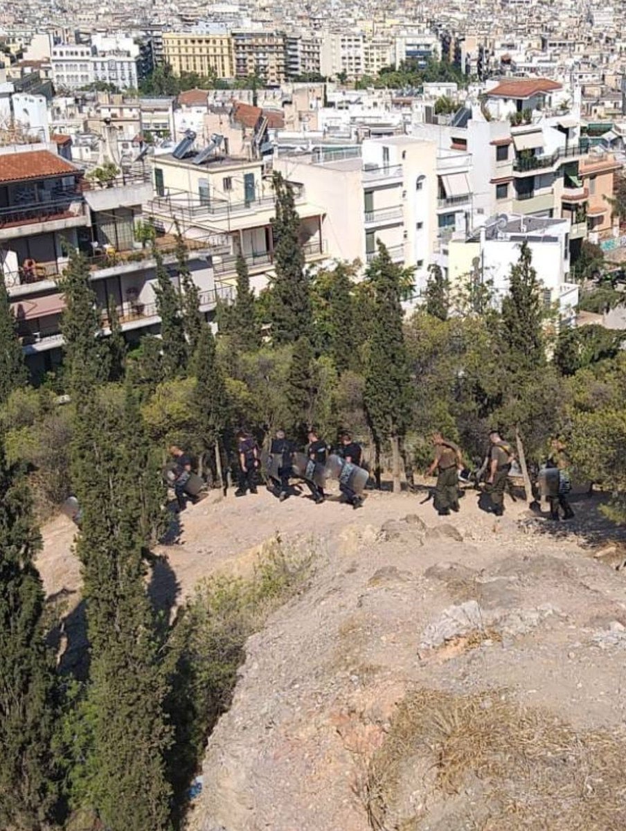 #Greece | Absurd pic of riot police at Strefi Hill on top of Exarcheia. Locals are against mayor’s plan to privatise its use and impede free access.