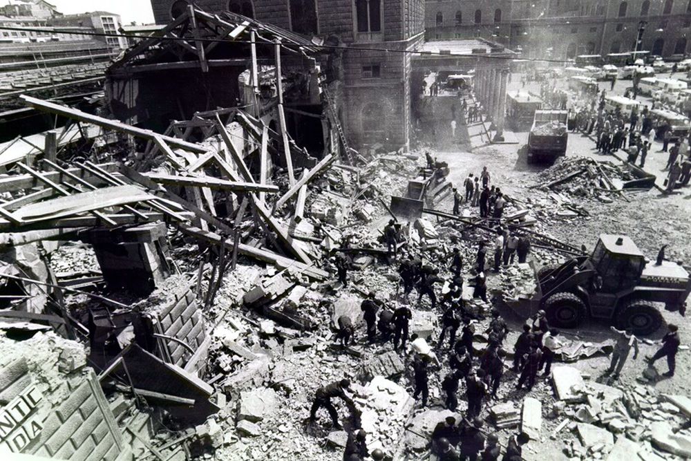 AngeloTofalo's tweet photo. Oggi ricordiamo tutti coloro che il #2agosto1980 persero la vita nella strage di #Bologna. Un vile attentato sconvolse l'#Italia intera, morirono 85 persone e i feriti furono oltre 200. Un grande dolore per il Paese che ci impone di continuare a cercare la verità completa. https://t.co/PViVY2Y8eP