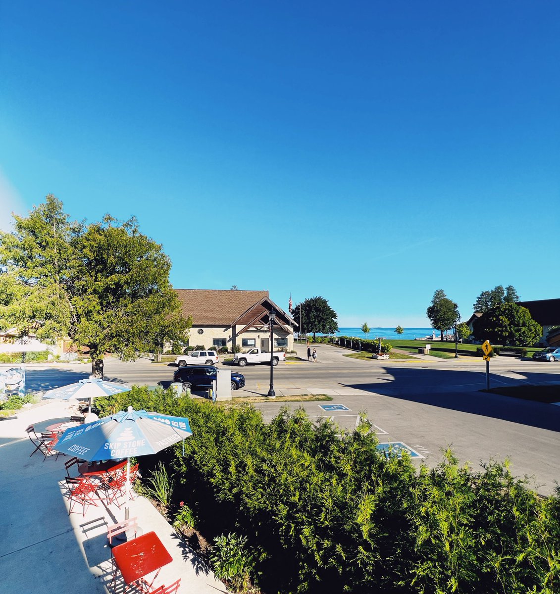 SkipStoneCoffee's tweet image. It’s a gorgeous sunny day in Sister Bay! 🌊

Grab a coffee and enjoy the view!
📲 Order online.