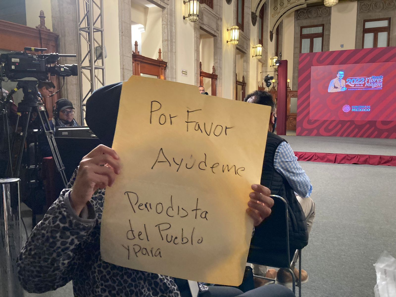 Periodista irrumpe mañanera de López