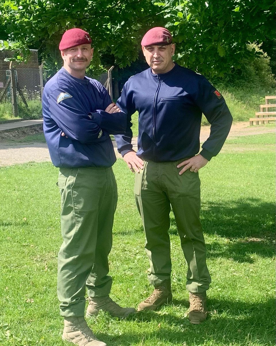 Foxy2Para's tweet image. Changing of the Gate Keeper. 

OC P has left his 3rd tour of P Coy, SI in 02, CSM in 08 and OC in 20. During that time he has been part of or issued 1759 Maroon Berets 👏🏼👏🏼👏🏼 

We wish @StevenRayner871 all the very best in his new role @4PARAREG