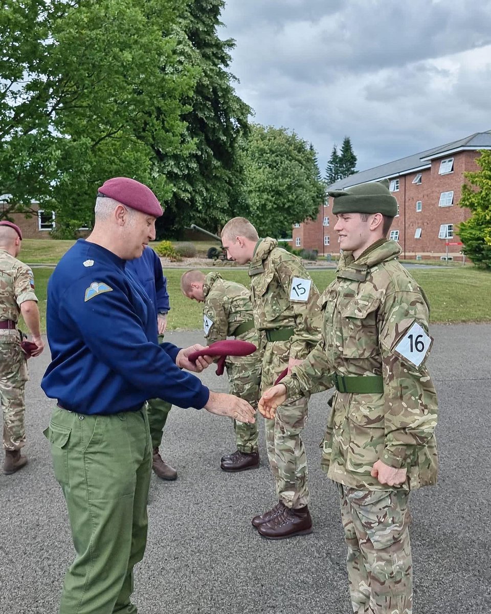 Foxy2Para's tweet image. Changing of the Gate Keeper. 

OC P has left his 3rd tour of P Coy, SI in 02, CSM in 08 and OC in 20. During that time he has been part of or issued 1759 Maroon Berets 👏🏼👏🏼👏🏼 

We wish @StevenRayner871 all the very best in his new role @4PARAREG
