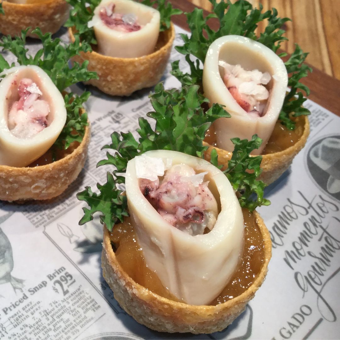 ¿Qué harás en este puente? te lo dejamos fácil 👉Calamares con kale y mayonesa💙
1. Buscamos alguna base crujiente donde llenamos parcialmente con mayonesa mezclada con salsa de wasabi
2. Colocamos nuestro calamar relleno en aceite de oliva 
3. Y a continuación una hojita de kale