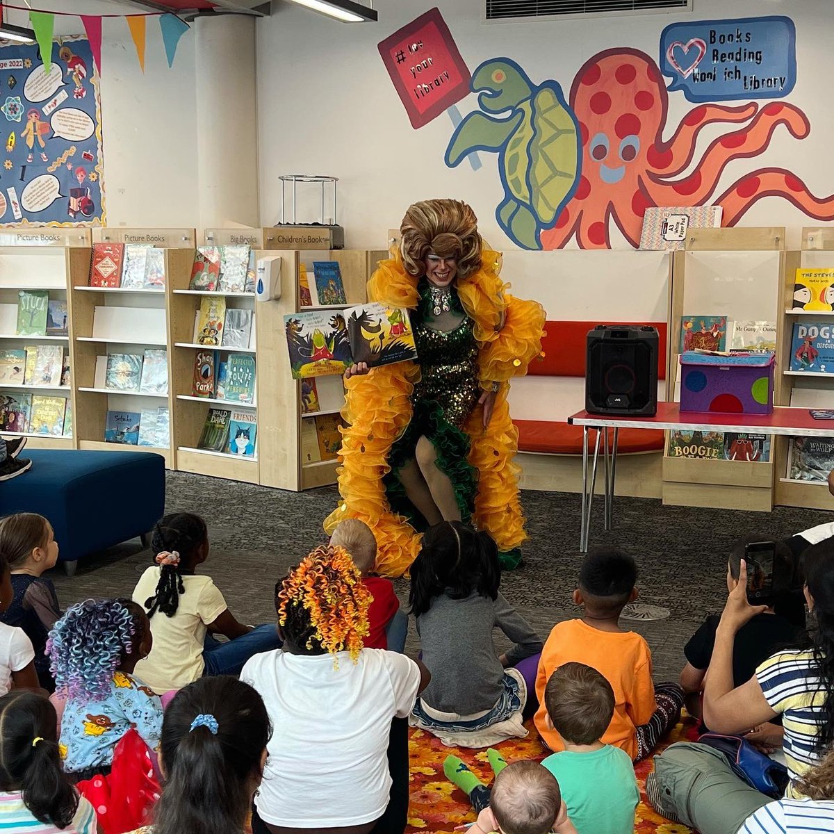 A huge thank you to our local celebrity storyteller @MamaGStories for visiting #WoolwichLibrary this morning to celebrate the #Gadgeteers #SummerReadingChallenge! We all had a fantastic time (as always) the favourite story was definitely the one about bouncing bunnies! 🐰