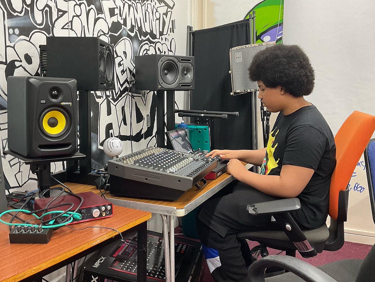 Aston_614's tweet photo. Today the young people got involved in making their own graffiti stickers with marker pens, dance workshops, sports and, of course, gaming! @LimitlessFitCen @sporting_spirit #stickerslap #stickerworkshop https://t.co/w13EDxP4Bk