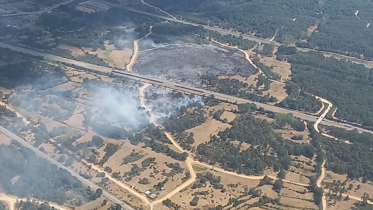 briftabuyo's tweet photo. 16:14📸Así esta el #IFAsturianos #Zamora a nuestra llegada para colaborar en su extinción.

Parece que lo han pillado a tiempo los medios @INFOCYL.

Buen trabajo! https://t.co/UTLG4Eg2SK