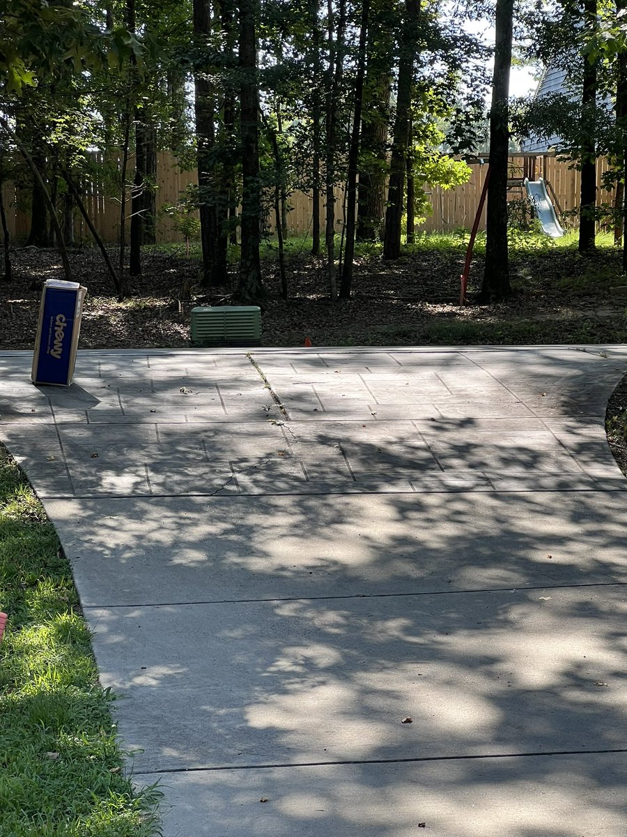 laupeter430's tweet photo. Wow @FedEx thank you so much for leaving a 60lbs bag of dog food by the road instead of putting it on my doorstep. How lazy can you be? https://t.co/q6e7SZh52k