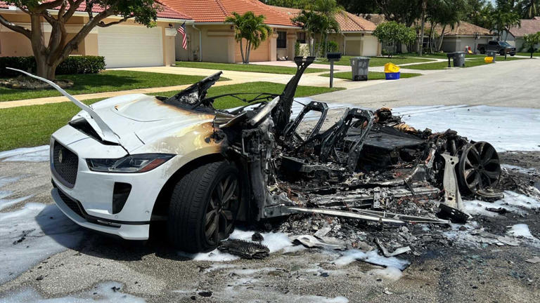 StoichioGuy's tweet photo. Another EV fire... this one from Florida earlier this summer. A Jaguar i-pace was parked in an attached garage when the owner heard "popping" sounds and saw smoke puffing from the car. The car was moved outside before it burst into flames. I guess you can call them "lucky". https://t.co/JUOwthCSb4