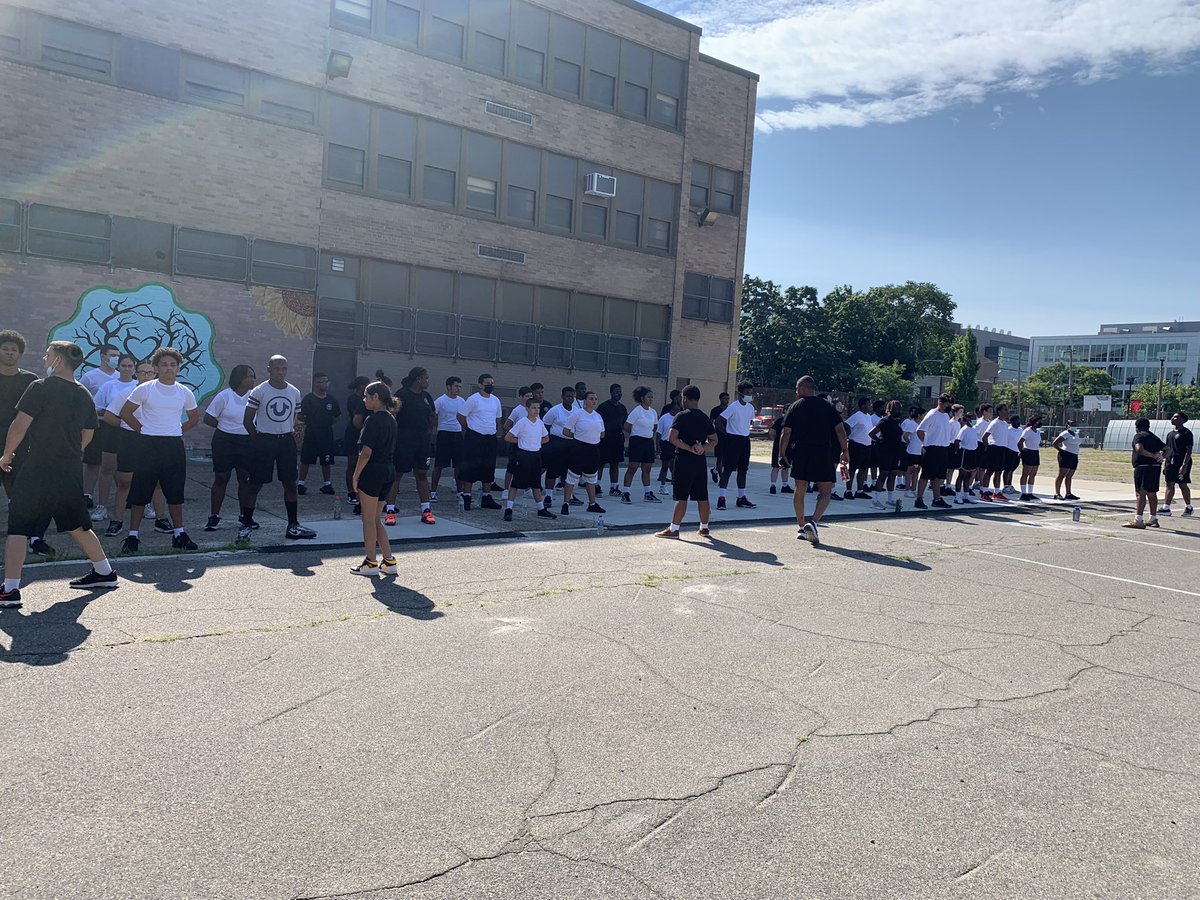 MsAli_8's tweet photo. Proud principal of The Philadelphia Military. Summer training for incoming freshmen! #sdpbelieve #phled @PHLschools @watlington_sr https://t.co/OoOJPrHO0Y