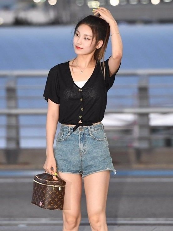 ㅤ

         maia_brieIIe posted a sns update.
         ⌕  ────   location  turned  off. 
         ≡  AUG 11 2O22 —— 1O:17 PM. 

         ❛   Going to France for work. Adios.

ㅤ