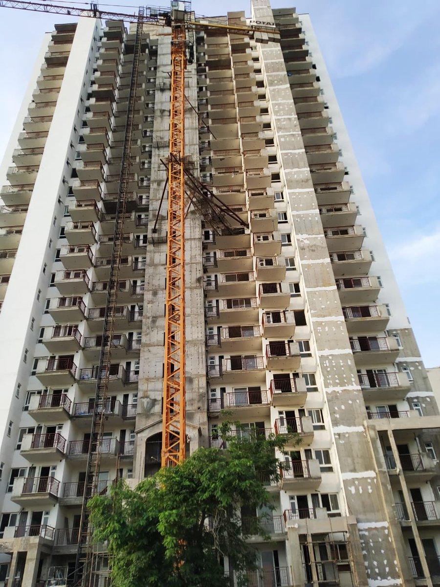 RaoJSinghTOI's tweet photo. Breaking: Four labourers have #died and one injured after falling from the construction site of #Emaar #PalmHills project in #Sector77. As per police, they were doing finishing work on the exterior. @cmohry @anilvijminister @DGPHaryana @DC_Gurugram @police_haryana @gurgaonpolice https://t.co/Gomw5h6LFY