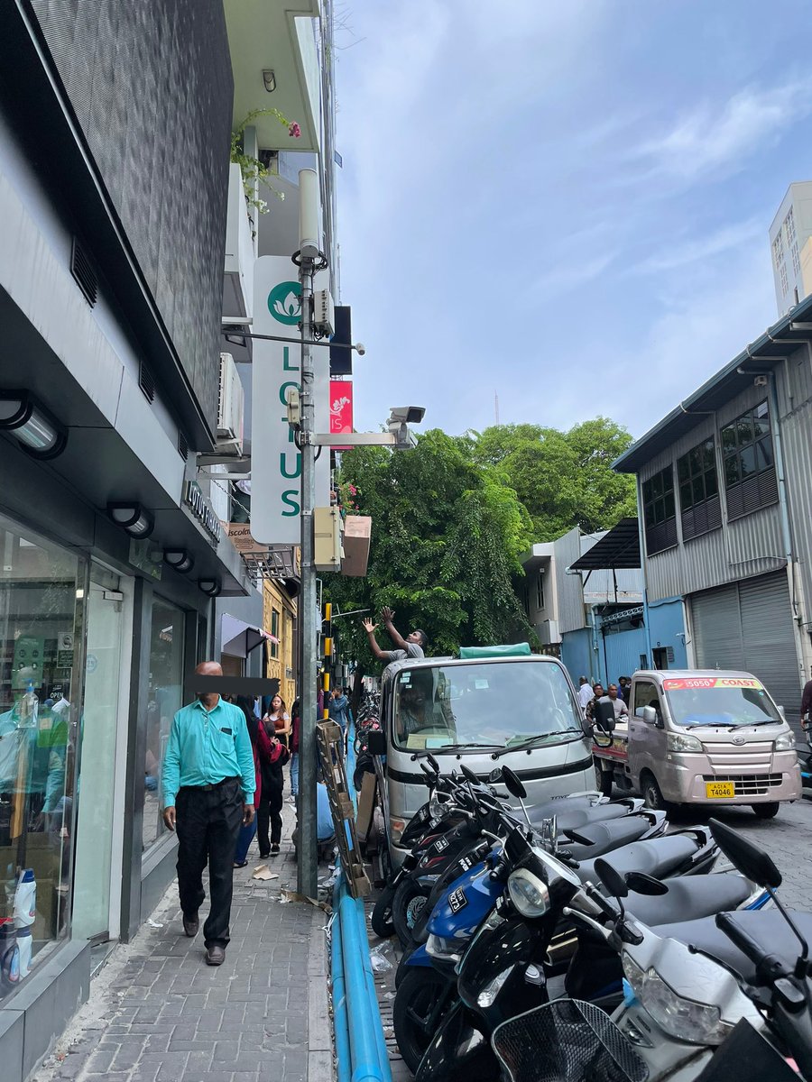 thayya's tweet photo. Fareedhee Magu @ 5.30pm today. Daily cargo is loaded/unloaded this way with boxes thrown overhead &amp; pavement unusable, forcing pedestrians onto the road &amp; oncoming traffic. Unsafe for people especially with kids &amp; babies. Please make the area safer @Imthiyazfahmy @MMuizzu @Arttey https://t.co/6txr3ZvrLP
