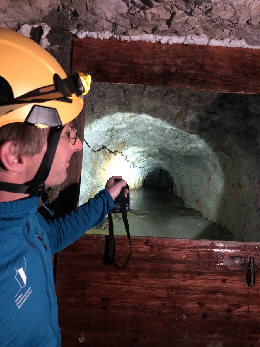 VogelmannC1's tweet photo. #zugspitze#permafrost#klimaerwärmung wir durften das Herz der Zugspitze besuchen mit einem Wissenschaftler des Schneefernerhauses, er sagt in den letzten 10 Jahren ist es in diesem Stollen 1 Grad wärmer geworden- derzeit hat es 2,5 Grad minus- noch ist es hier vereist- noch. https://t.co/hHqMYY64RV