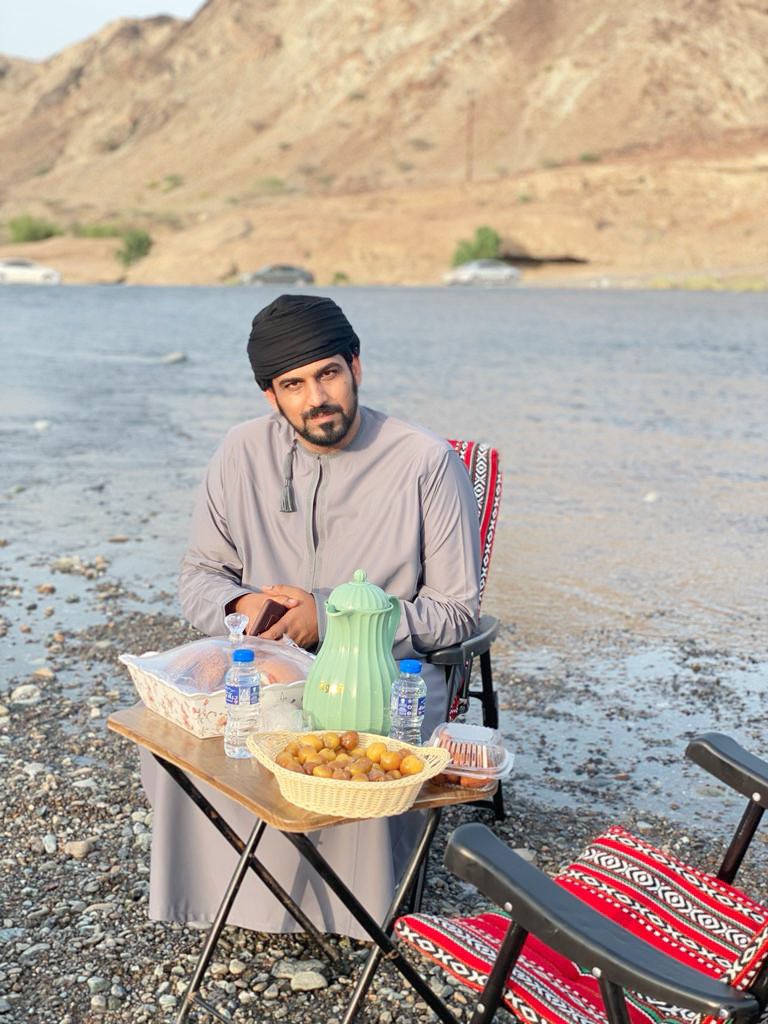 سقى الله الصرمي وعروق عاهن 
وجبال الخد ، لين أطراف حيبي !

 يبارك ربي المولى سـماهــن
وتتساقط مزن ويسيل طيبي !

⁃يعقوب الحامدي 

#صحار