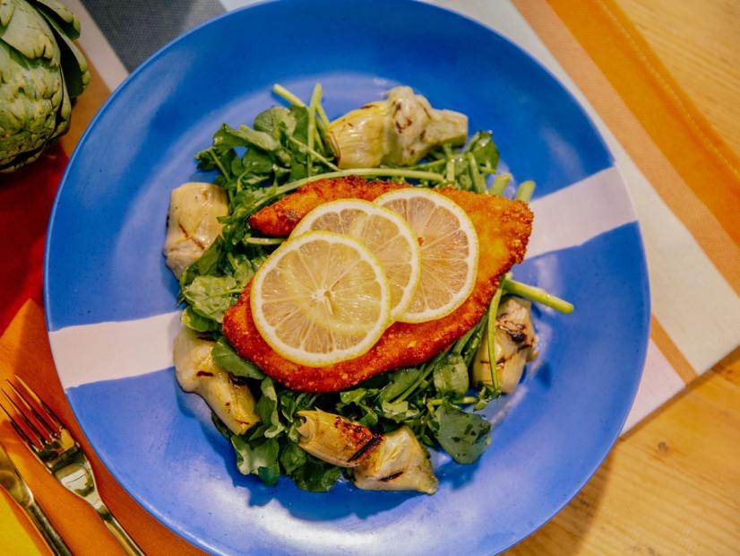 FoodNetwork's tweet photo. Look at this gorgeous entree! @JeffMauroโs Parmesan-Crusted Chicken is served with baby artichokes and fresh lemon for a *fancy* presentation: https://t.co/rziwyGdP8T! #KitchenCrash https://t.co/VGyOyoebJ6