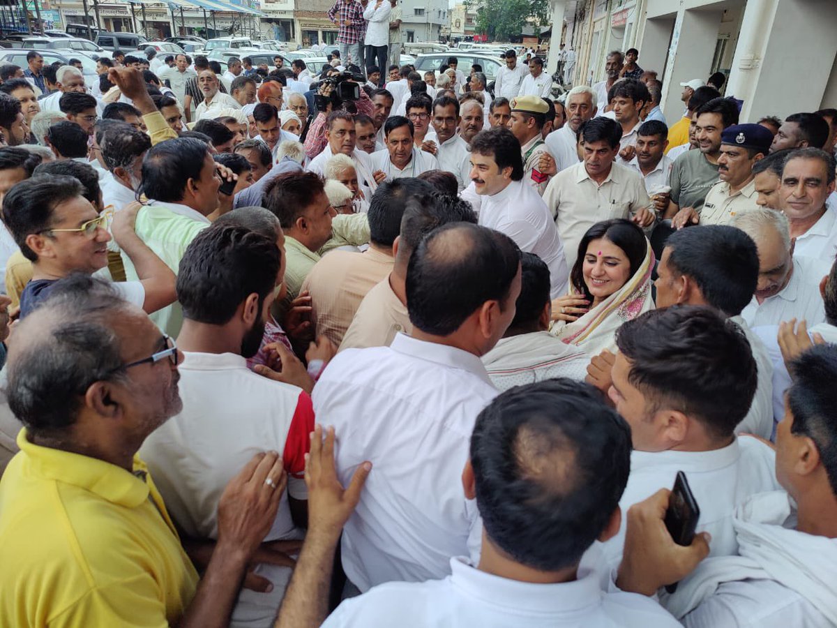 bishnoikuldeep's tweet photo. एक नए राजनीतिक सफर से पहले आज अपनों के बीच पहुंच कर विस्तार से चर्चा की और हमेशा की तरह भरपूर प्यार व समर्थन मिला, जिसके लिए मैं सदैव आदमपुर की जनता का आभारी रहूंगा। कभी भी आदमपुर के मान-सम्मान को क��� नहीं होने दूंगा। https://t.co/GsAoxDZcbz