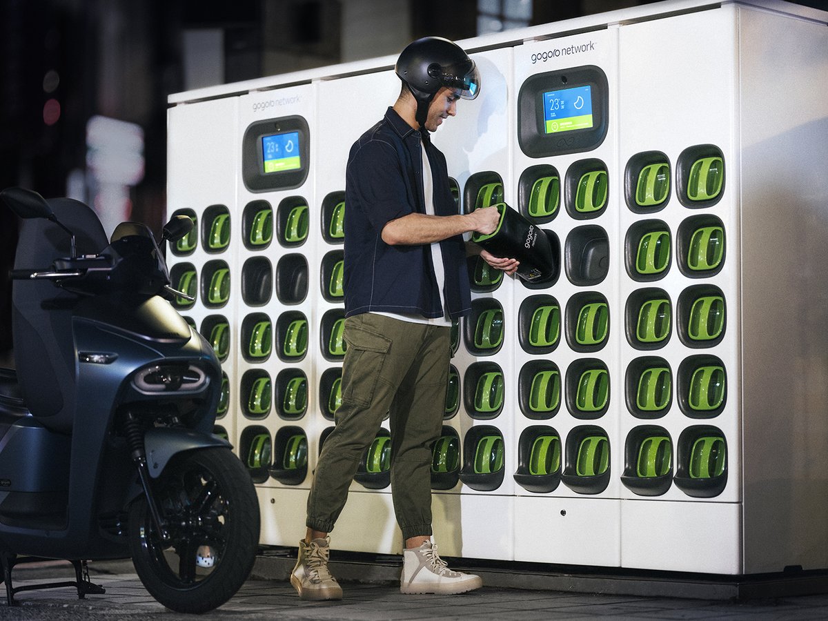 WeAreGogoro's tweet image. A year ago today, the Gogoro community swapped their 200m battery since 2015. Today, that number has grown to nearly 318m, a 59% increase 📈 in just a year. When safer, smarter battery swapping is an option, the choice is clear. bit.ly/3zj3gNG #SwapAndGo #Gogoro $GGR