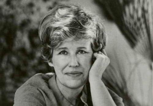 #قصة_قصيرة 
كتبت الكاتبة والصحفية الأمريكية الراحلة "إيرما بومبيك":
لم يكن  أبي يفعل شيئاً، فلماذا ا...