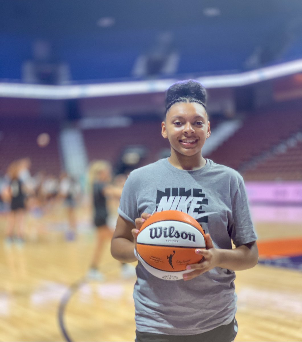 myajadehoops's tweet photo. Big thank you @ConnecticutSun @M_Tuck3 and the players from @Bryantwbball for an amazing camp. Thank you @LBeattheodds for making this possible. #love #basketball #Connecticut #sun #GirlsCanBallToo #BTOL #Only #Hoopers #WBB #classof2024 https://t.co/oewAyzCZHV