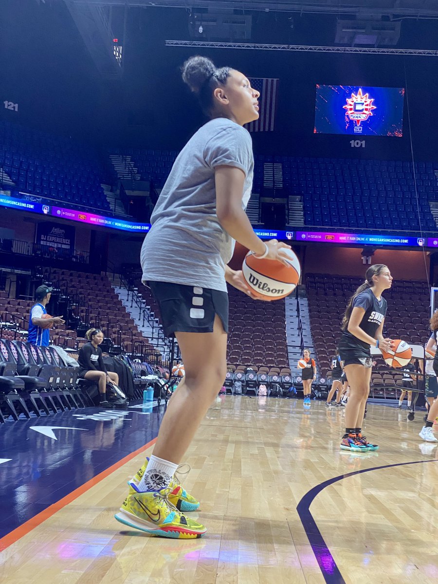 myajadehoops's tweet photo. Big thank you @ConnecticutSun @M_Tuck3 and the players from @Bryantwbball for an amazing camp. Thank you @LBeattheodds for making this possible. #love #basketball #Connecticut #sun #GirlsCanBallToo #BTOL #Only #Hoopers #WBB #classof2024 https://t.co/oewAyzCZHV