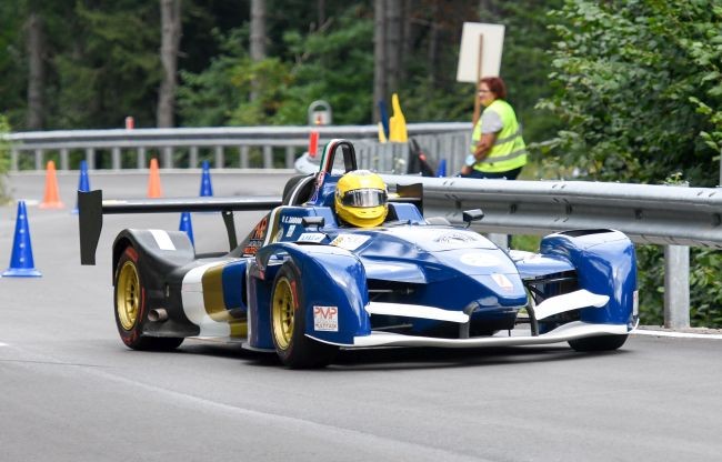 Il 28 agosto torna in scena lo «Slalom Sette Tornanti», competizione organizzata dalla Scuderia Trentina, che per il decennale è stata inserita nel Campionato Italiano. Le iscrizioni sono aperte: bit.ly/3bmPz8m