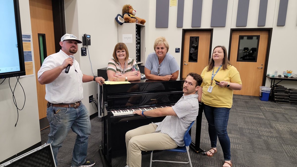 MrBraddyFresh's tweet photo. The Cobras With a K
@MHSLions #bettertogether
The Host of Madrigal https://t.co/fxG2wf8vdr