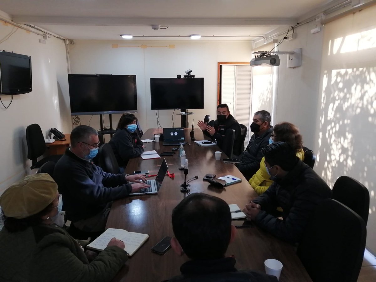 Senapred's tweet photo. #ONEMIBiobio se reúne con instructores #CERT, integrantes de la Mesa de Gestión del Riesgo de Desastres, con el fin de coordinar capacitaciones de equipos comunitarios de respuesta a emergencias en la región.

#AgendaONEMI https://t.co/9sispFRY4d