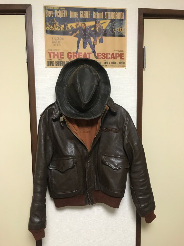 masa04088331's tweet photo. 映画大脱走のポスター入手。マッコイズ大脱走ヒルツモデルと一緒に飾る（笑） どっちかってとハットはライトスタッフだけどバランスを考えて（笑）

#アメカジ
#マッコイズ
#フライトジャケット
#大脱走
#マックイーン https://t.co/ro7Mob4pYR