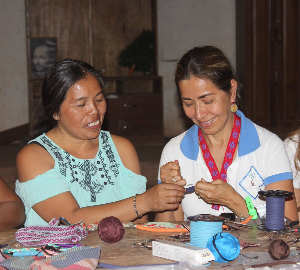 MariaTeresaVar6's tweet photo. Hace más de 1 año nace Kapeatindi dentro de una comunidad guaraní, por mujeres artesanas guaraníes que deciden compartir su cultura a través de cada una de sus piezas y se comprometen a conservar los bosques del Parapeti, hoy ya son 22 mujeres creando piezas espectaculares👏 https://t.co/U1pT5rael0
