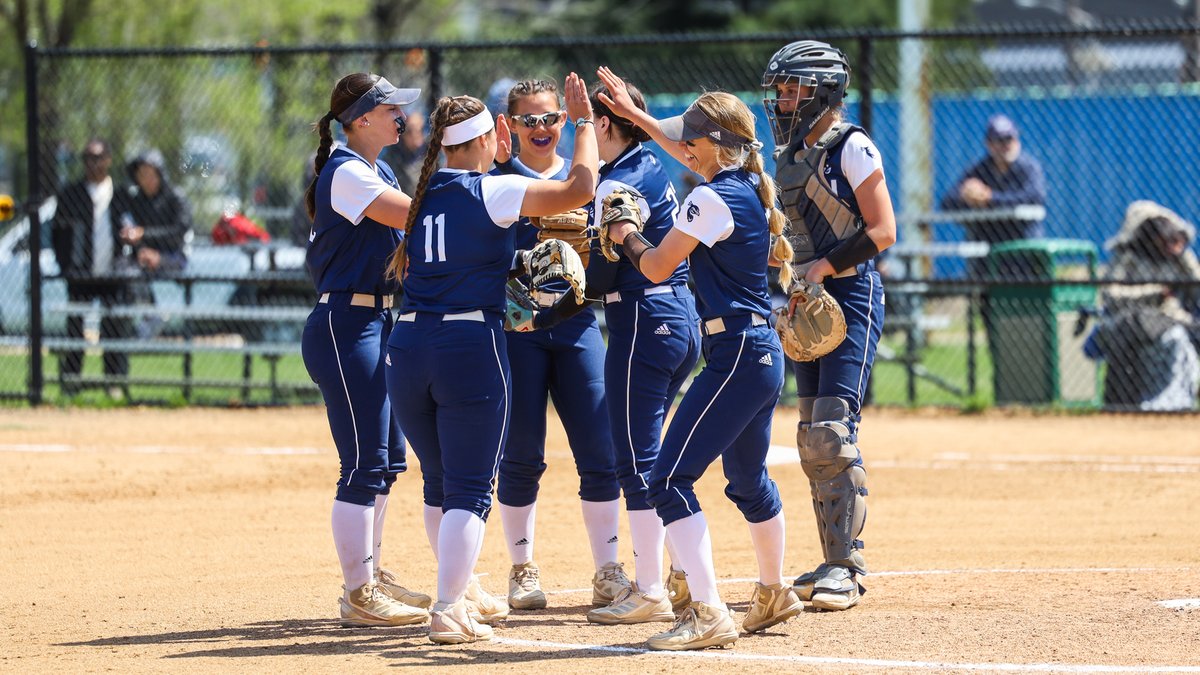 PeacockSoftball's tweet photo. What. A. Year.

Your Peacocks finished 2️⃣0️⃣th (‼️) in team GPA for the 2021-22 academic year among NFCA member schools!

In addition, a program record 1️⃣4️⃣ student-athletes earned NFCA All-America Scholar-Athlete honors!!

📰: https://t.co/RumywDJN91

#StrutUp🦚 https://t.co/94r8yb5pK3