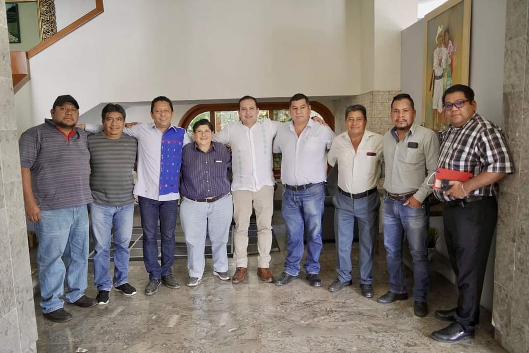 En mi largo caminar voy conociendo a grandes personas con las que coincidimos en ideologías, en formas de actuar o simplemente porque compartimos grandes pláticas.
Me da gusto coincidir con líderes de Las Margaritas, a quienes les agradezco su hospitalidad y su apoyo