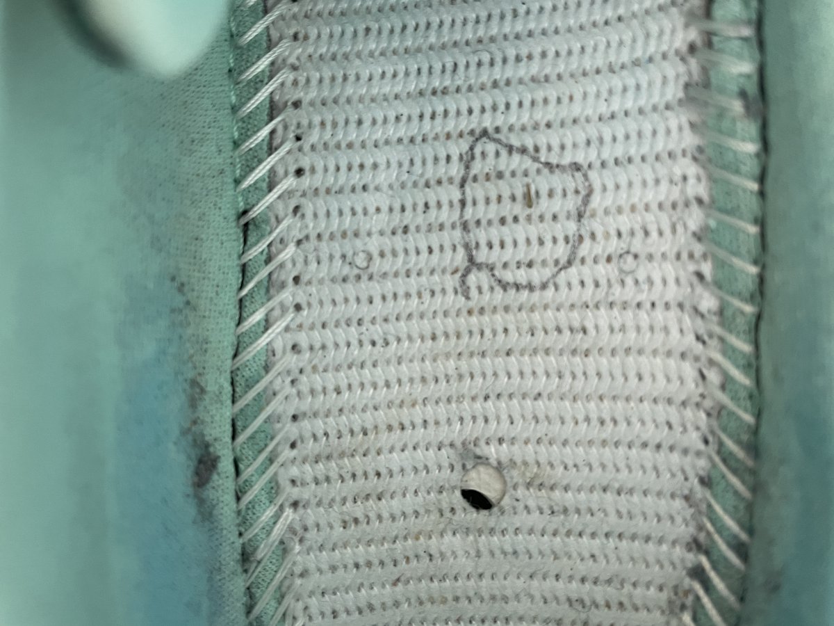 leacto's tweet photo. @SKECHERSUSA How can a huge pin sticking up in the inside of my shoe be due to wear and tear? It doesn't come through the sole so presumably it was used in the construction of the shoe and not removed. https://t.co/j3HU1zsJa7